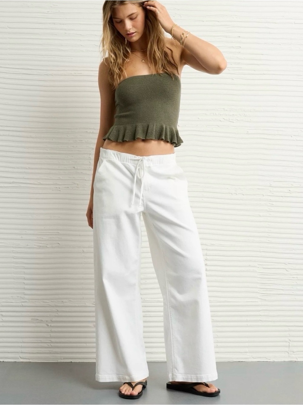 American Eagle White Low-Rise Ultra Wide Leg Pull on Jeans XS Long